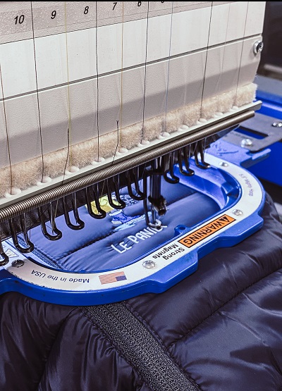 Doudoune sur la brodeuse pour le panier Iodé