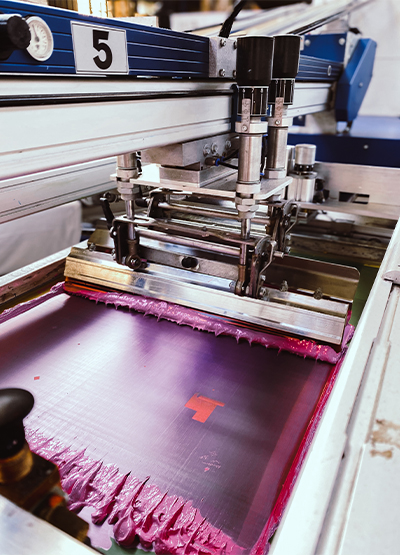Personnalisation de tshirts sérigraphiés pour l'entreprise Sarpic - carrousel de sérigraphie