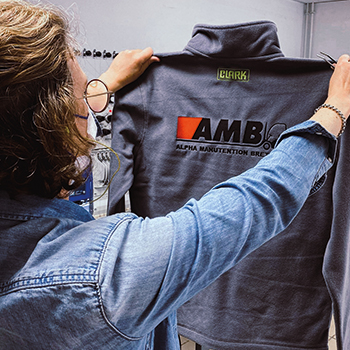 Les avantages des tenues personnalisées pour les entreprises