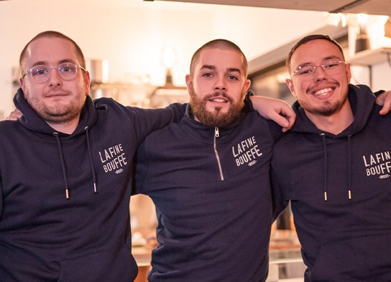 Les 3 associés du Restaurant La Fine Bouffe - sweat brodé pour entreprise de restauration
