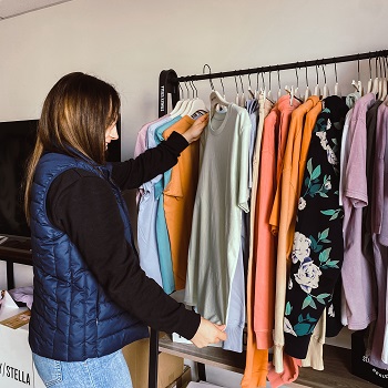 Showroom - sélection de textile à personnaliser dans notre showroom en Bretagne