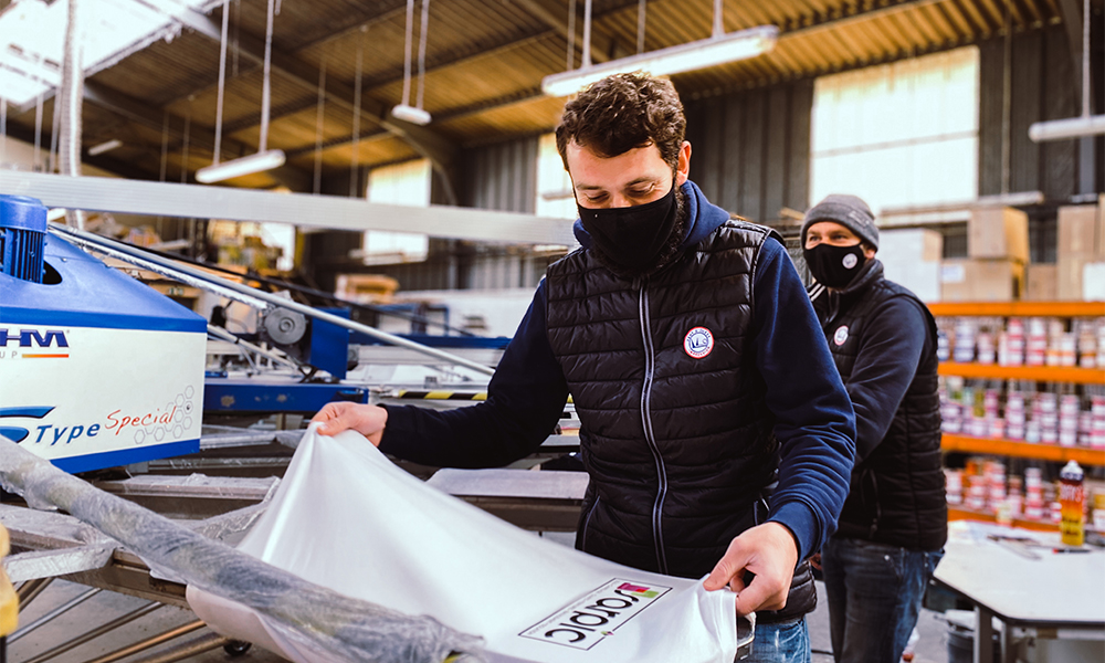 Personnalisation de t shirts en sérigraphie pour l'entreprise Sarpic