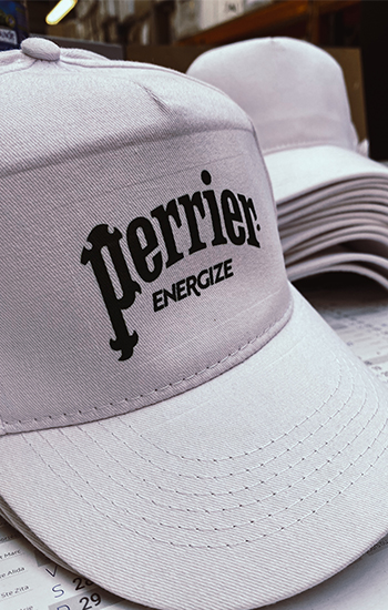 Personnalisation casquettes Perrier X Roland-Garros