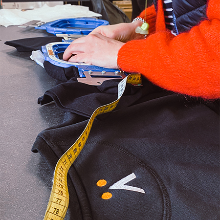 Personnalisation en broderie sur le sweat au niveau du col