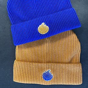 COLLECTION DE BONNETS PERSONNALISÉS POUR ARMOR SURF SCHOOL